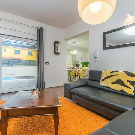 بيت للعطل Three-bedroom Holiday In بولا