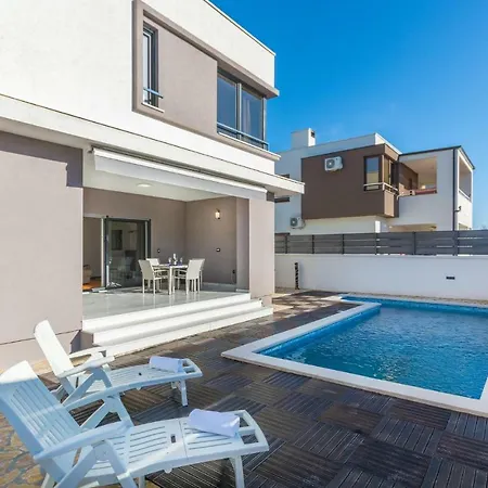 Three-bedroom Holiday In * بولا