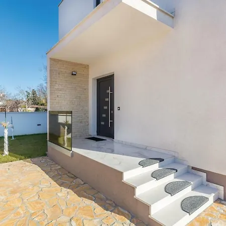 Three-bedroom Holiday In بيت للعطل