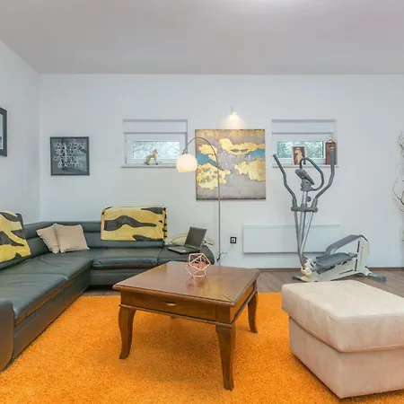 Three-bedroom Holiday In بيت للعطل